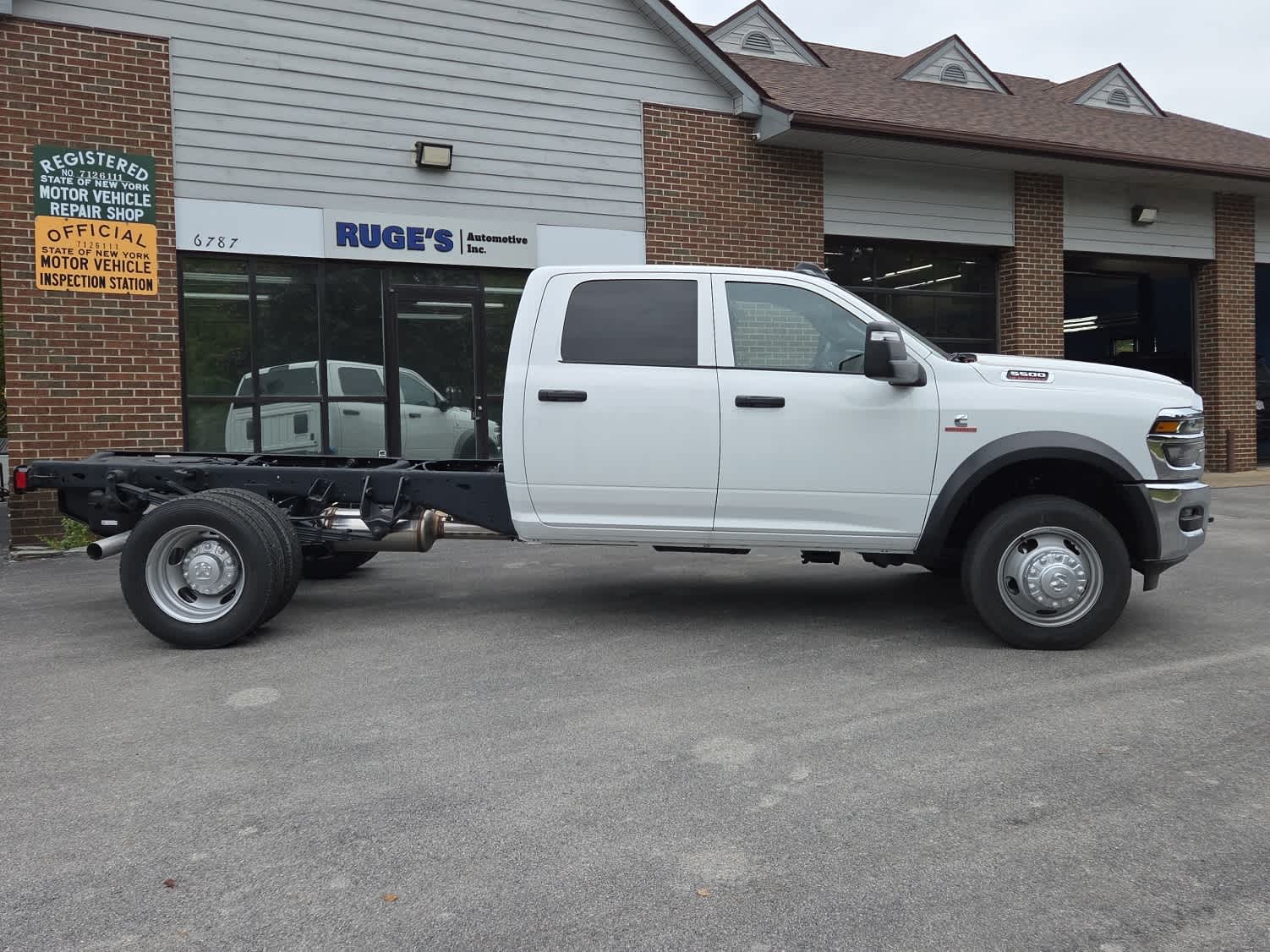2025 Ram 5500 Tradesman photo 3