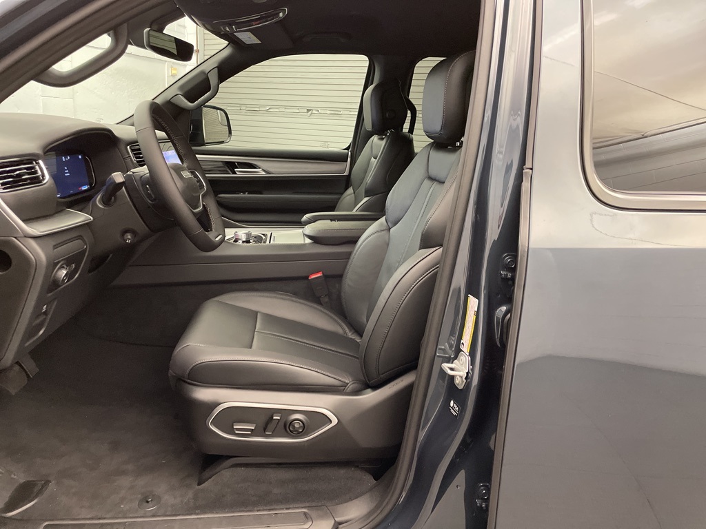 2025 Jeep Wagoneer L Series II photo 12