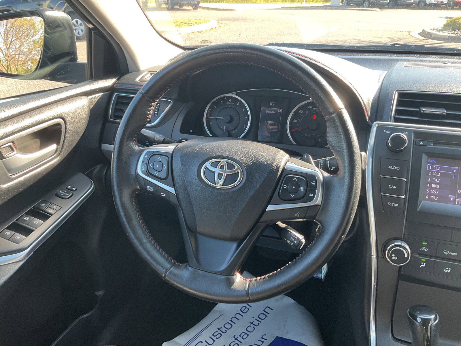 2016 Toyota Camry SE photo 15
