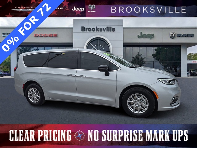 2026 Chrysler Pacifica Select's photo