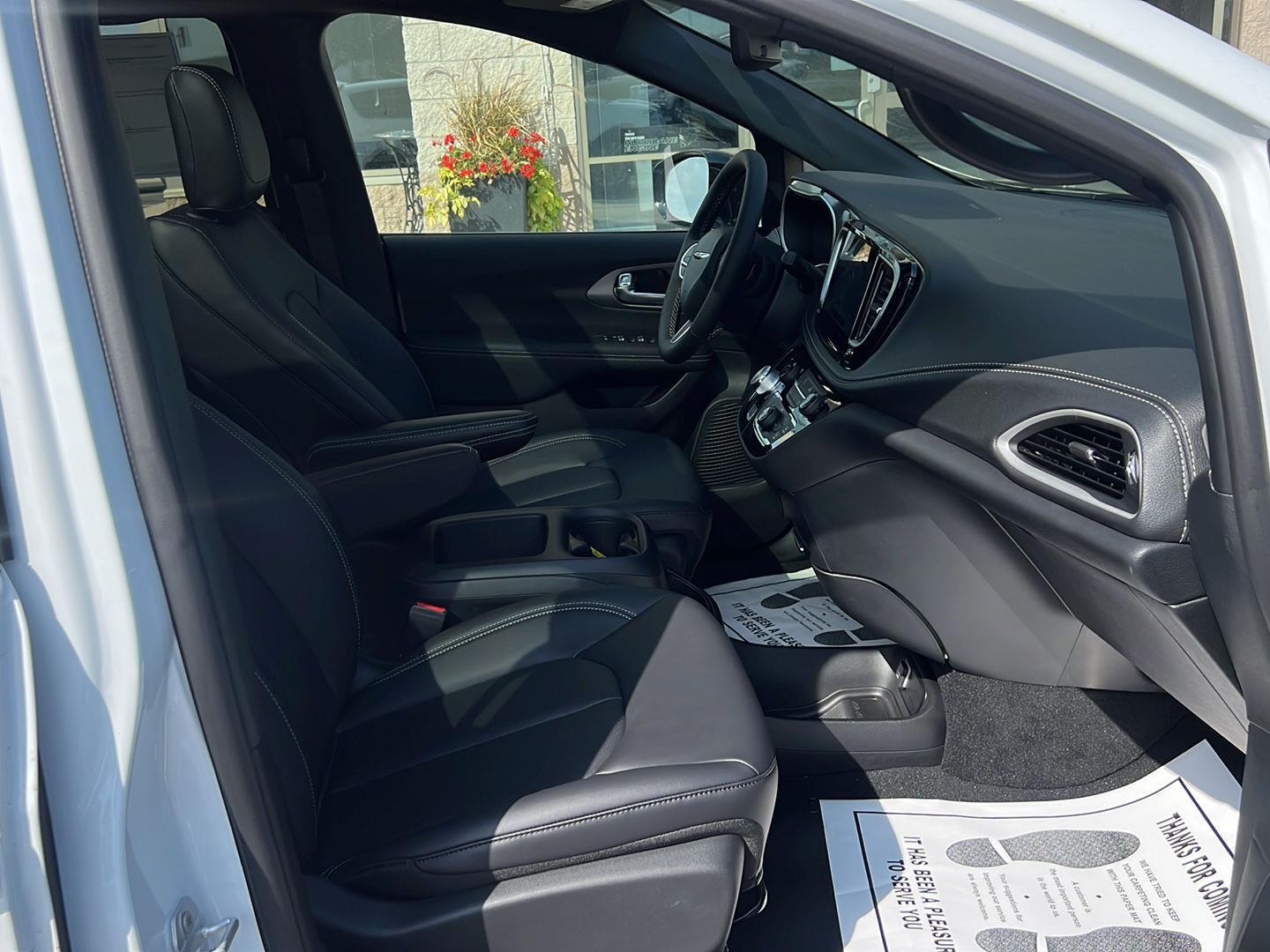 2026 Chrysler Pacifica photo 21