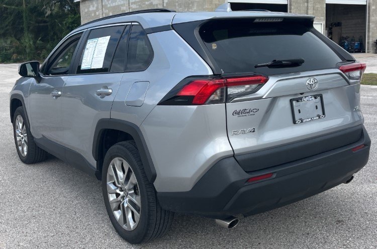 2021 Toyota RAV4 XLE Premium photo 3