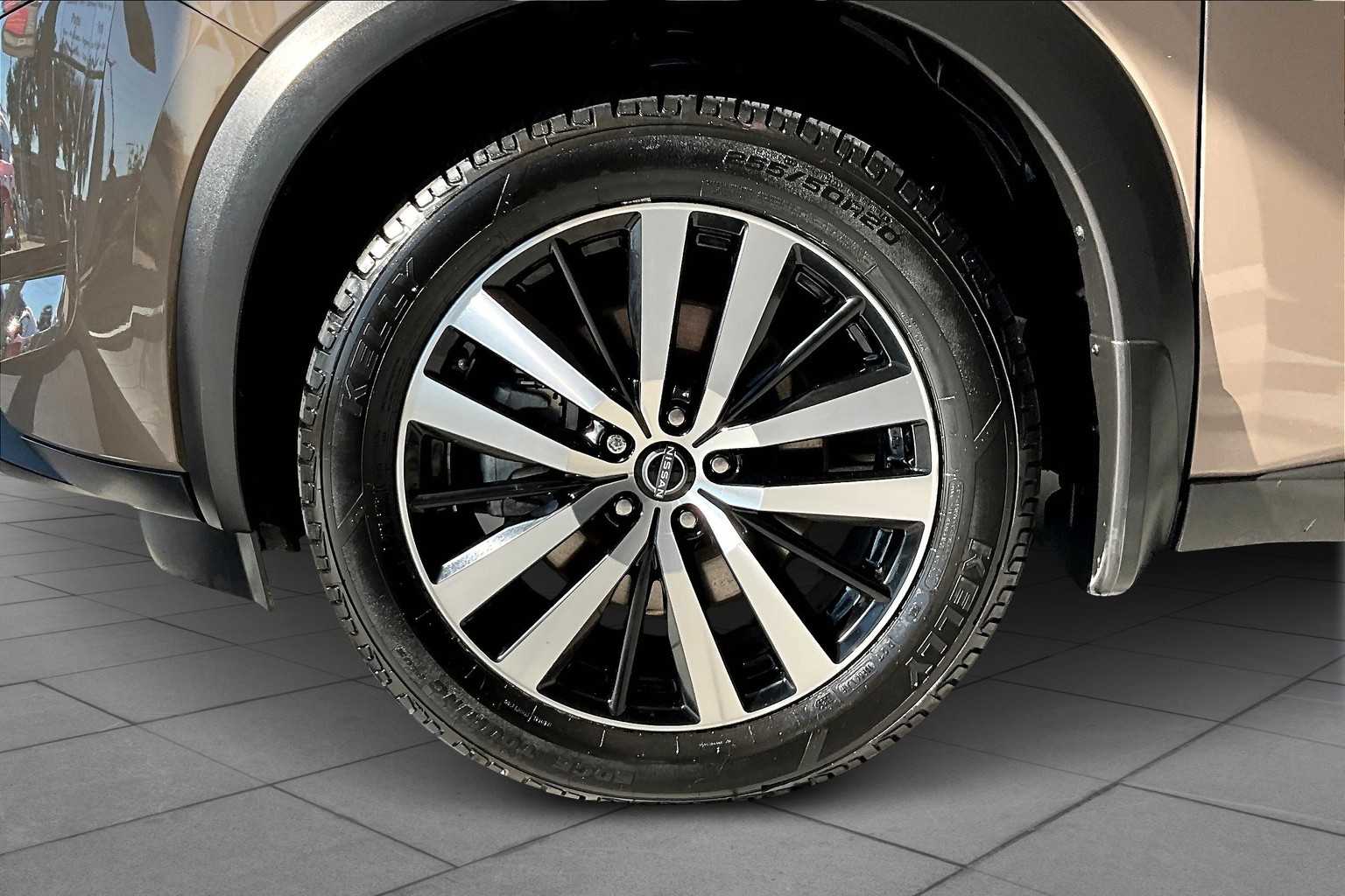 2023 Nissan Pathfinder Platinum photo 19