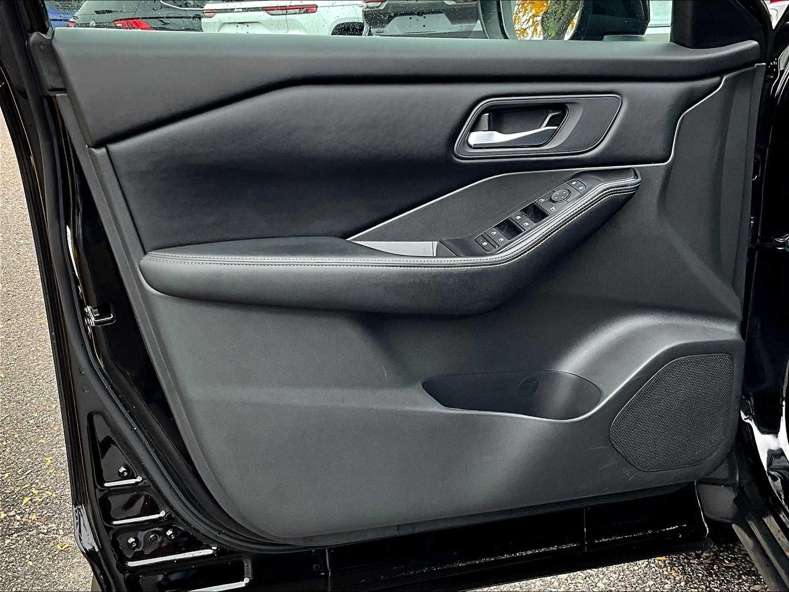 2025 Nissan Rogue SV photo 9