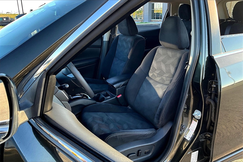 2016 Nissan Rogue SV photo 23