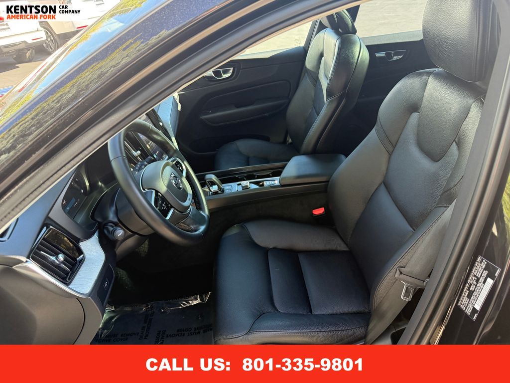 2025 Volvo XC60 B5 Plus photo 27