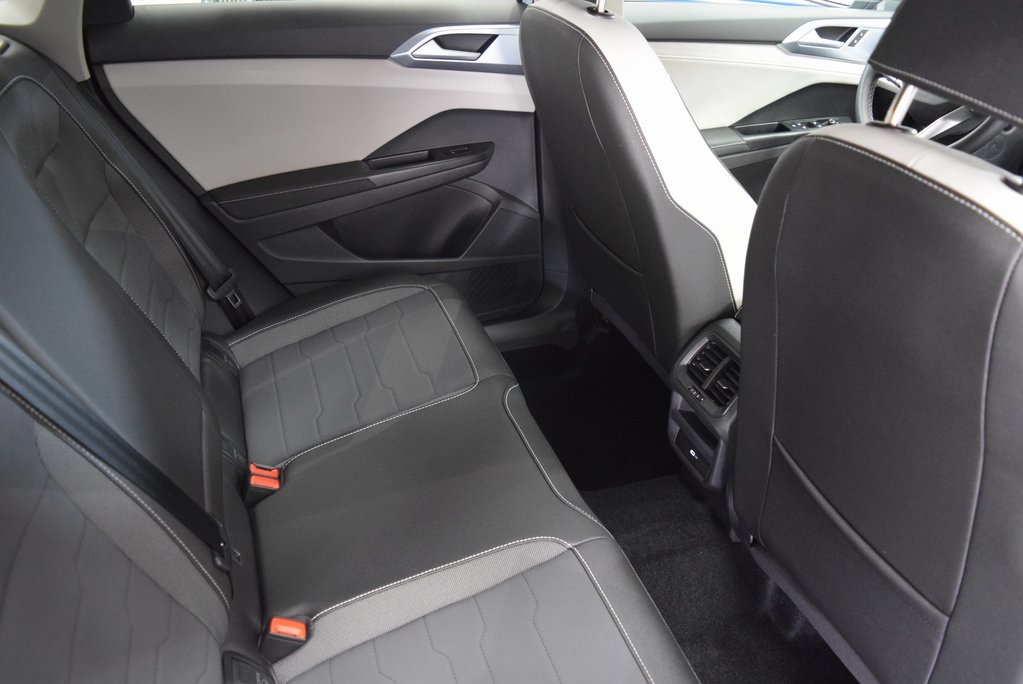 2025 Volkswagen Taos SE photo 4