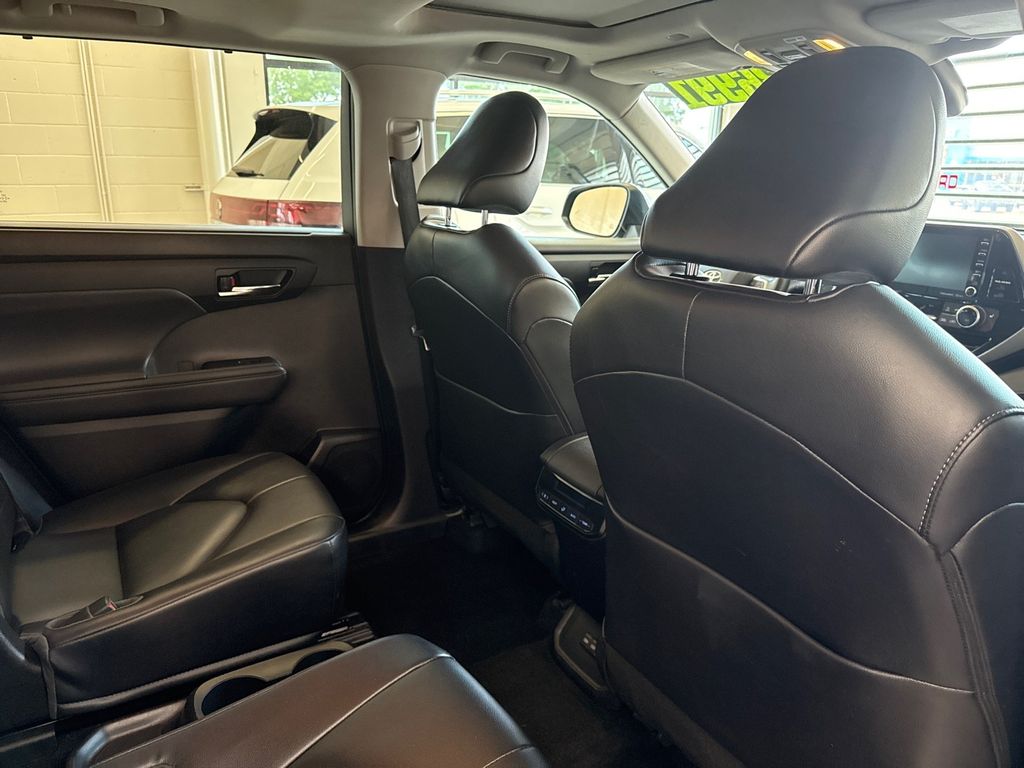 2022 Toyota Highlander XLE photo 12