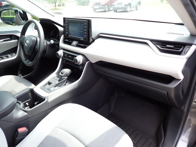2022 Toyota RAV4 XLE photo 11
