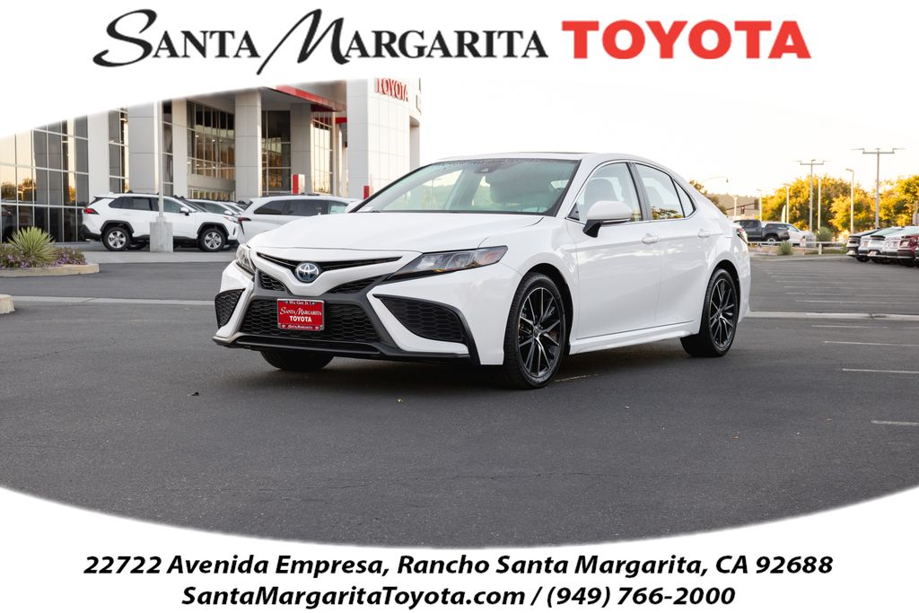 2024 Toyota Camry SE's photo