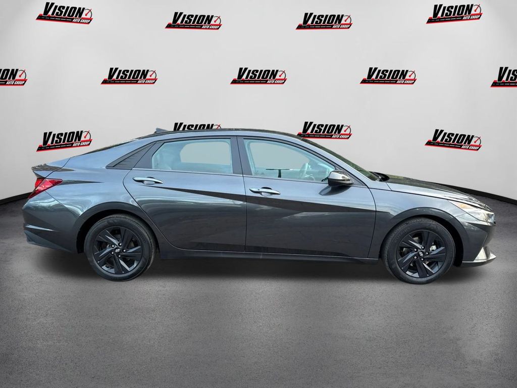 2023 Hyundai Elantra SEL photo 4