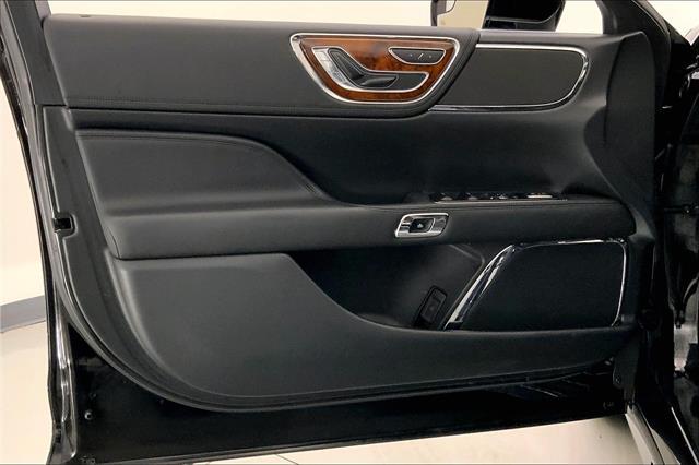 2017 Lincoln Continental Premiere photo 24