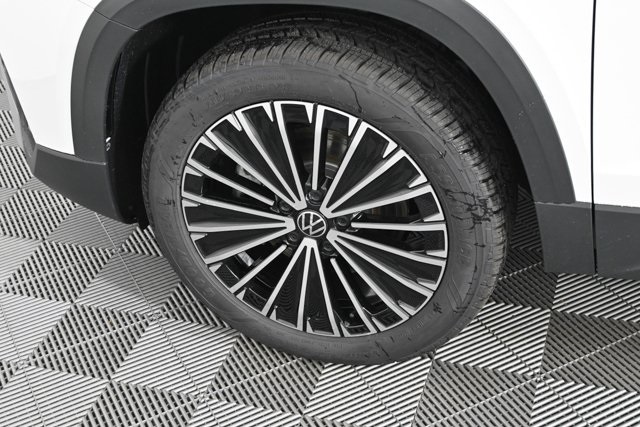 2025 Volkswagen Taos SE photo 4