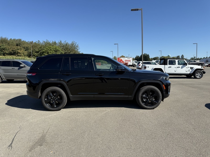 2025 Jeep Grand Cherokee Limited Sport photo 4