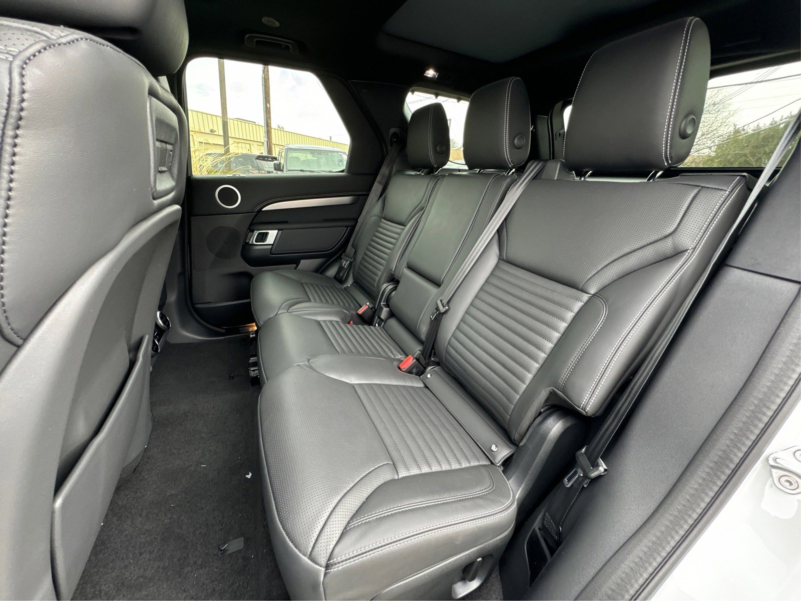 New 2025 Fuji White Land Rover Dynamic SE image 10