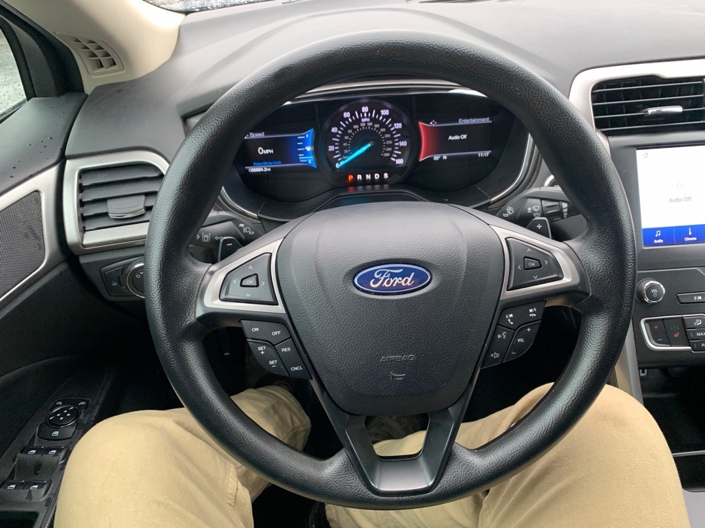 2020 Ford Fusion SE photo 4
