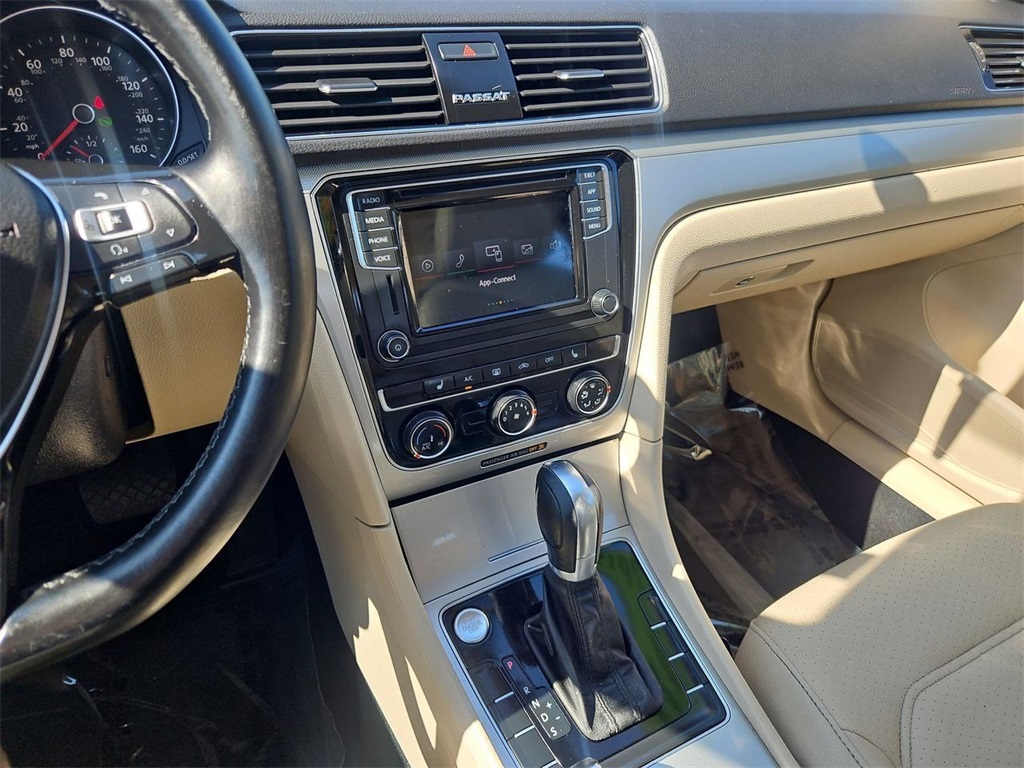 2019 Volkswagen Passat 2.0T Wolfsburg Edition photo 15