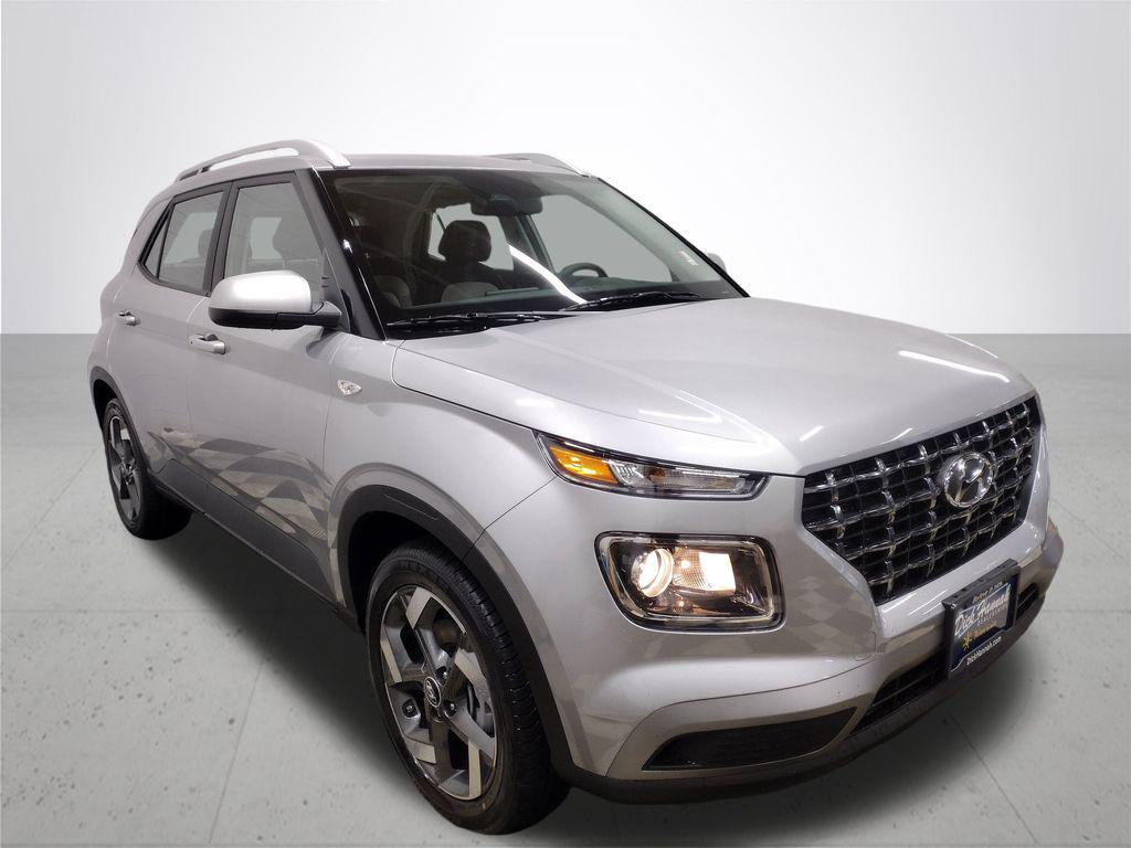 2025 Hyundai Venue SEL photo 4