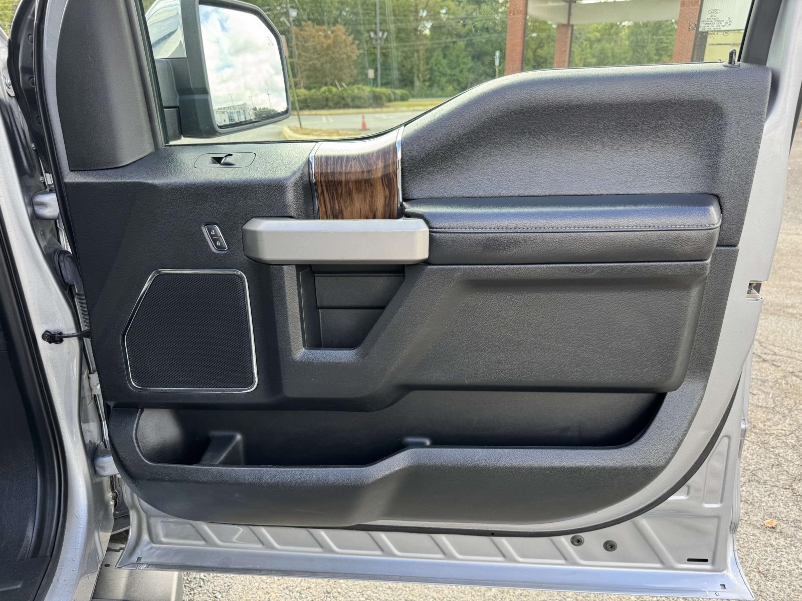 2020 Ford F-150 Lariat photo 28
