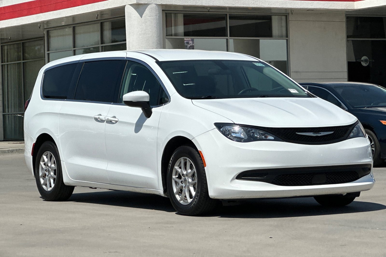 2022 Chrysler Voyager LX photo 8