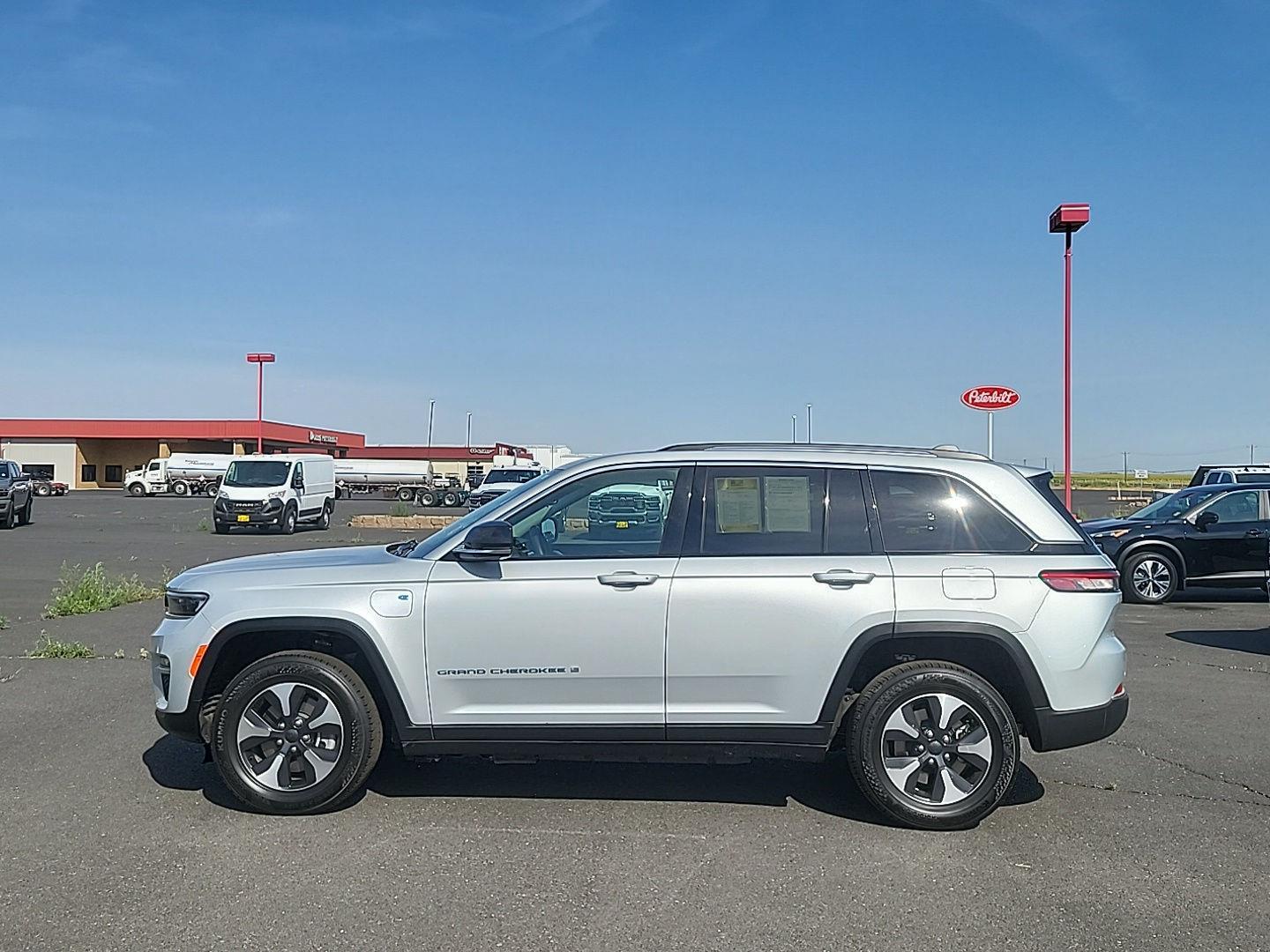 2023 Jeep Cherokee 4xe photo 2