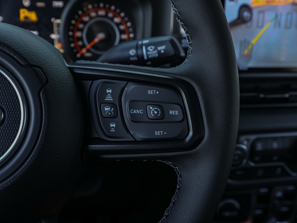 New 2026 Bright White Clear-Coat Exterior Paint Jeep Rubicon image 25