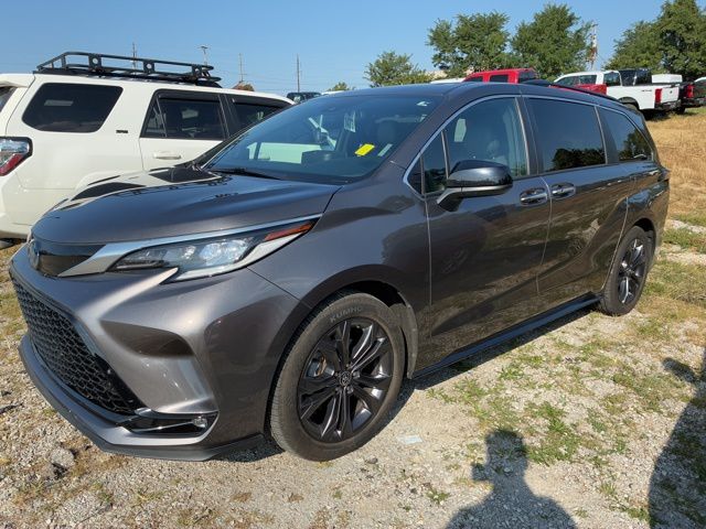 2022 Toyota Sienna XSE photo 3