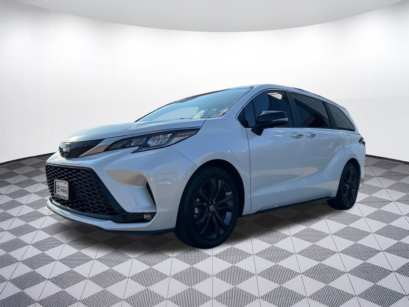 2023 Toyota Sienna XSE photo 2