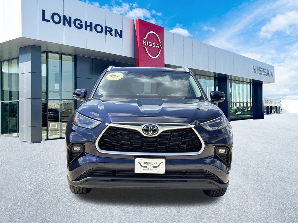 2024 Toyota Highlander LE photo 4