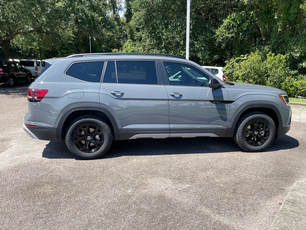 2026 Volkswagen Atlas Peak Edition SE photo 2