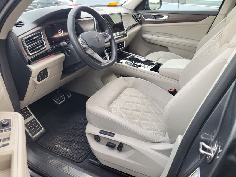 2024 Volkswagen Atlas SEL Premium R-Line photo 3