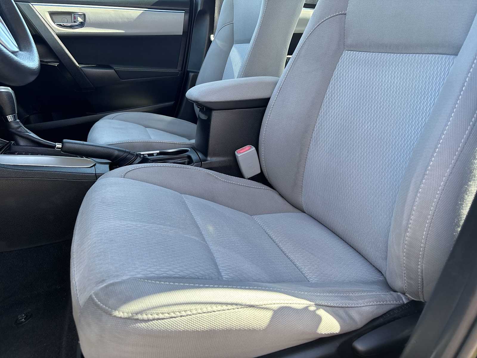 2016 Toyota Corolla LE photo 13