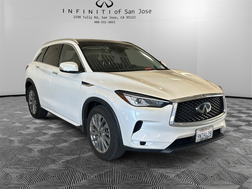 Certified Used 2024 White INFINITI LUXE image 3