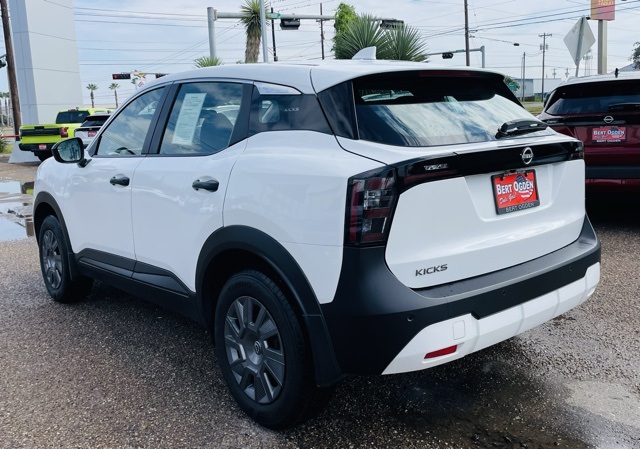 2025 Nissan Kicks S photo 2