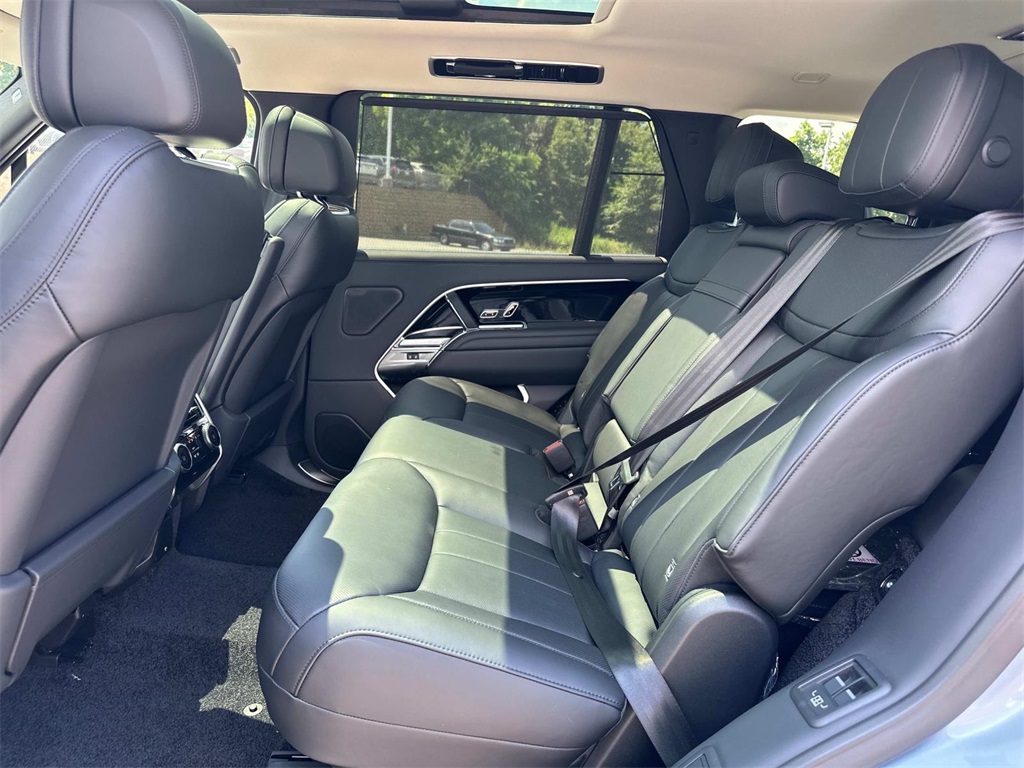2025 Land Rover Range Rover SE photo 8