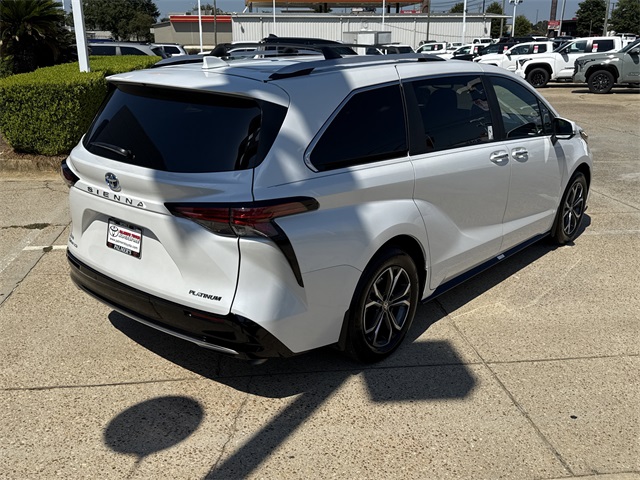 2025 Toyota Sienna Platinum photo 3