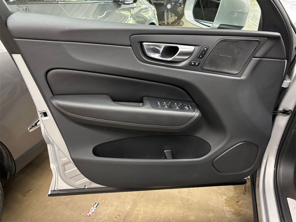 2023 Volvo XC60 B5 Plus photo 11