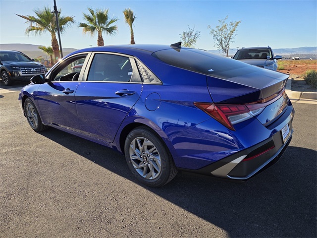 2026 Hyundai Elantra Hybrid Blue photo 4