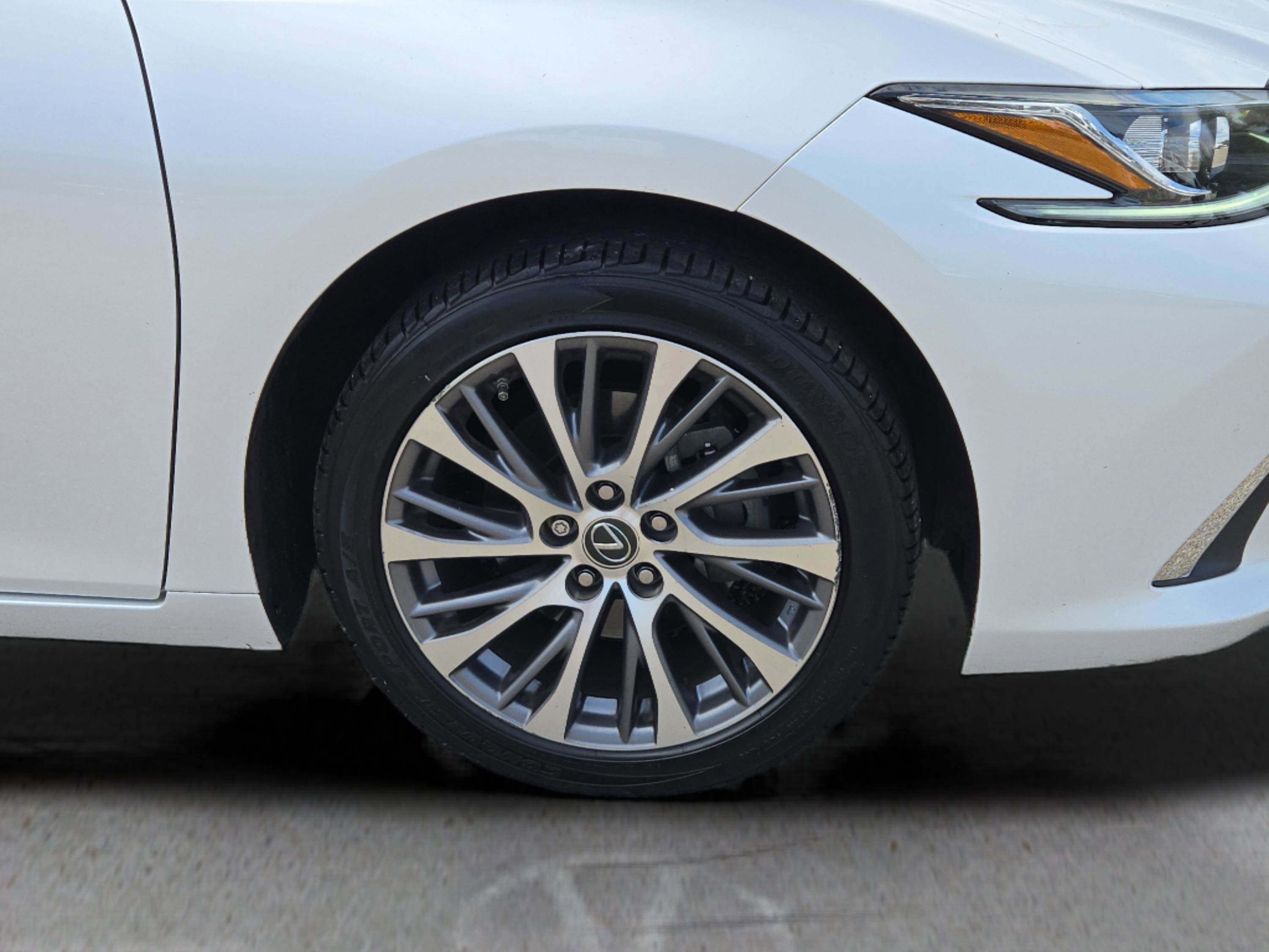 2020 Lexus ES 300h photo 4