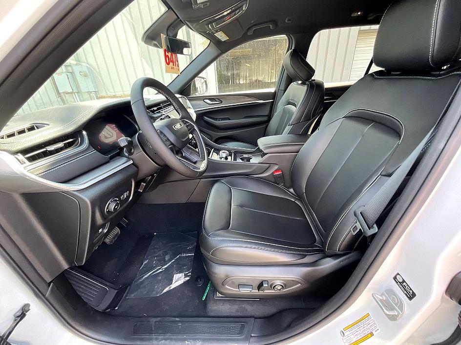 2025 Jeep Grand Cherokee Limited photo 13