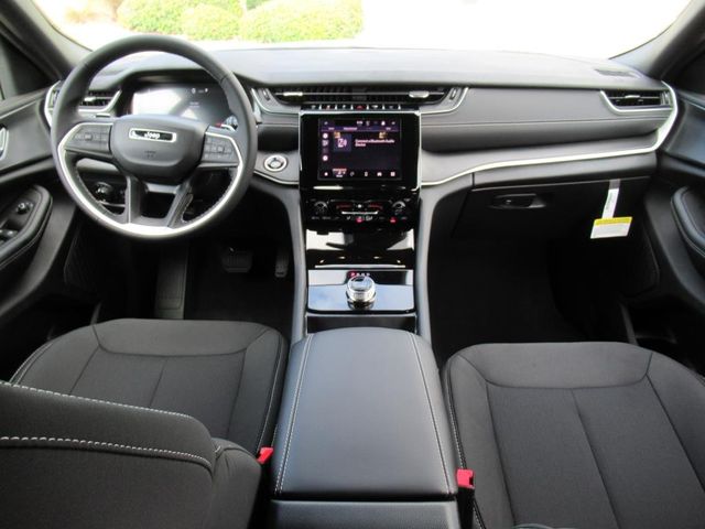2025 Jeep Grand Cherokee Laredo photo 12