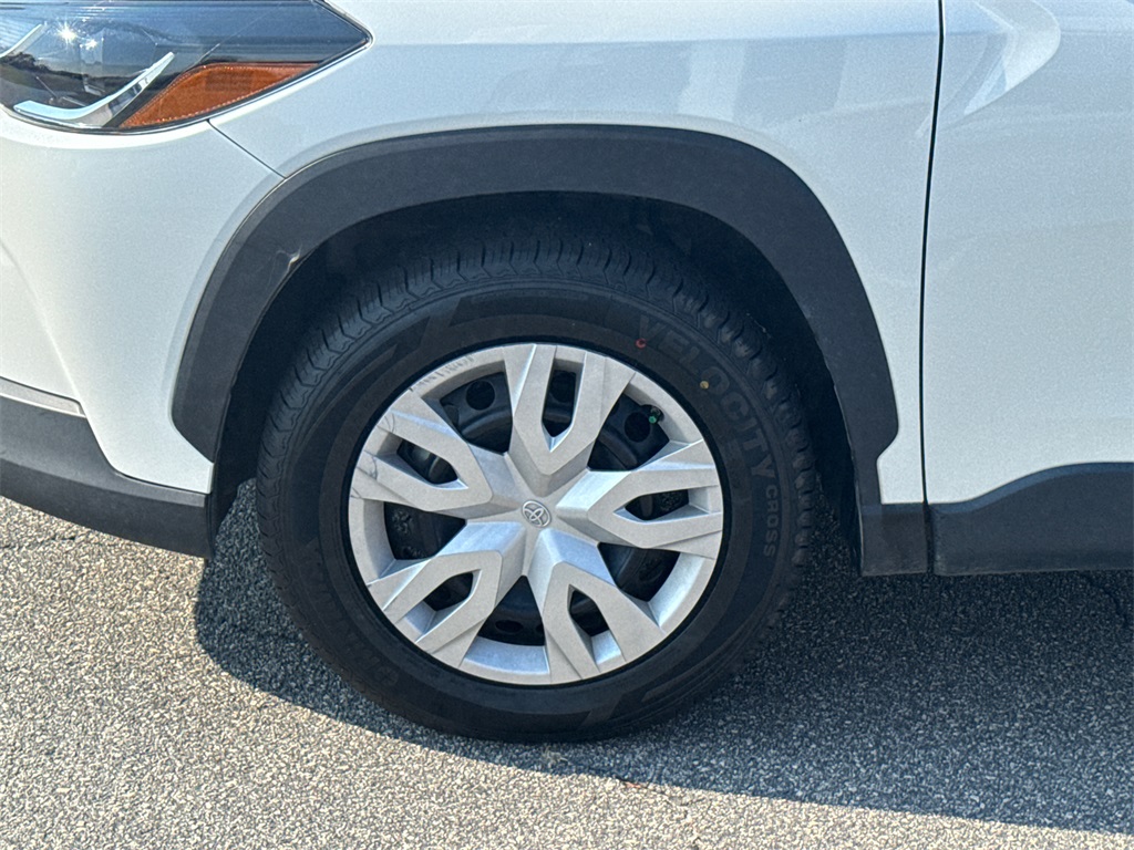 2024 Toyota Corolla Cross L photo 11