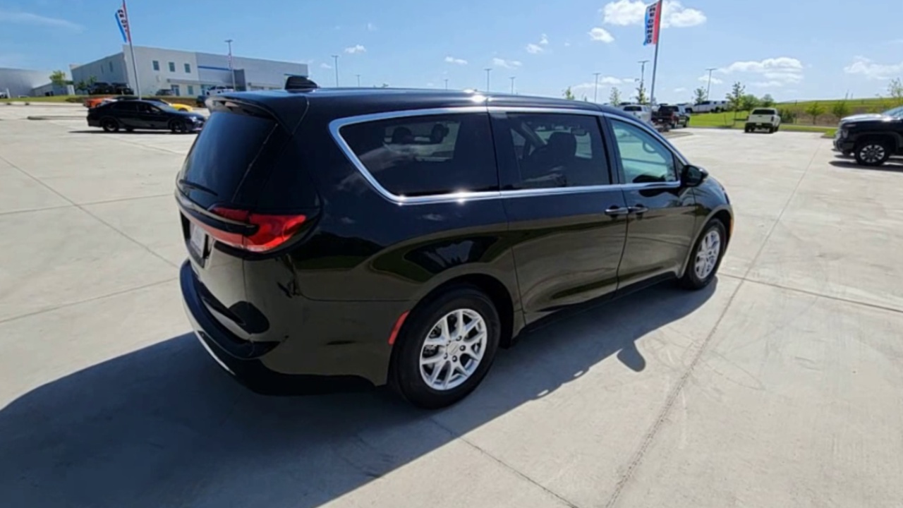 2024 Chrysler Pacifica Touring L photo 34