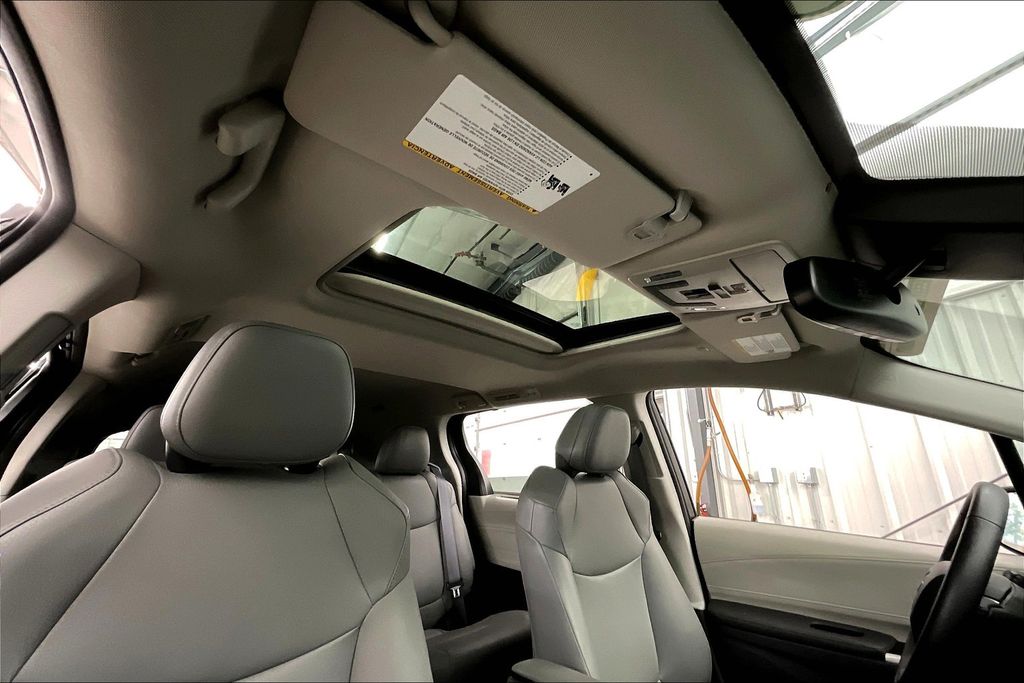 2021 Toyota Sienna XLE photo 22