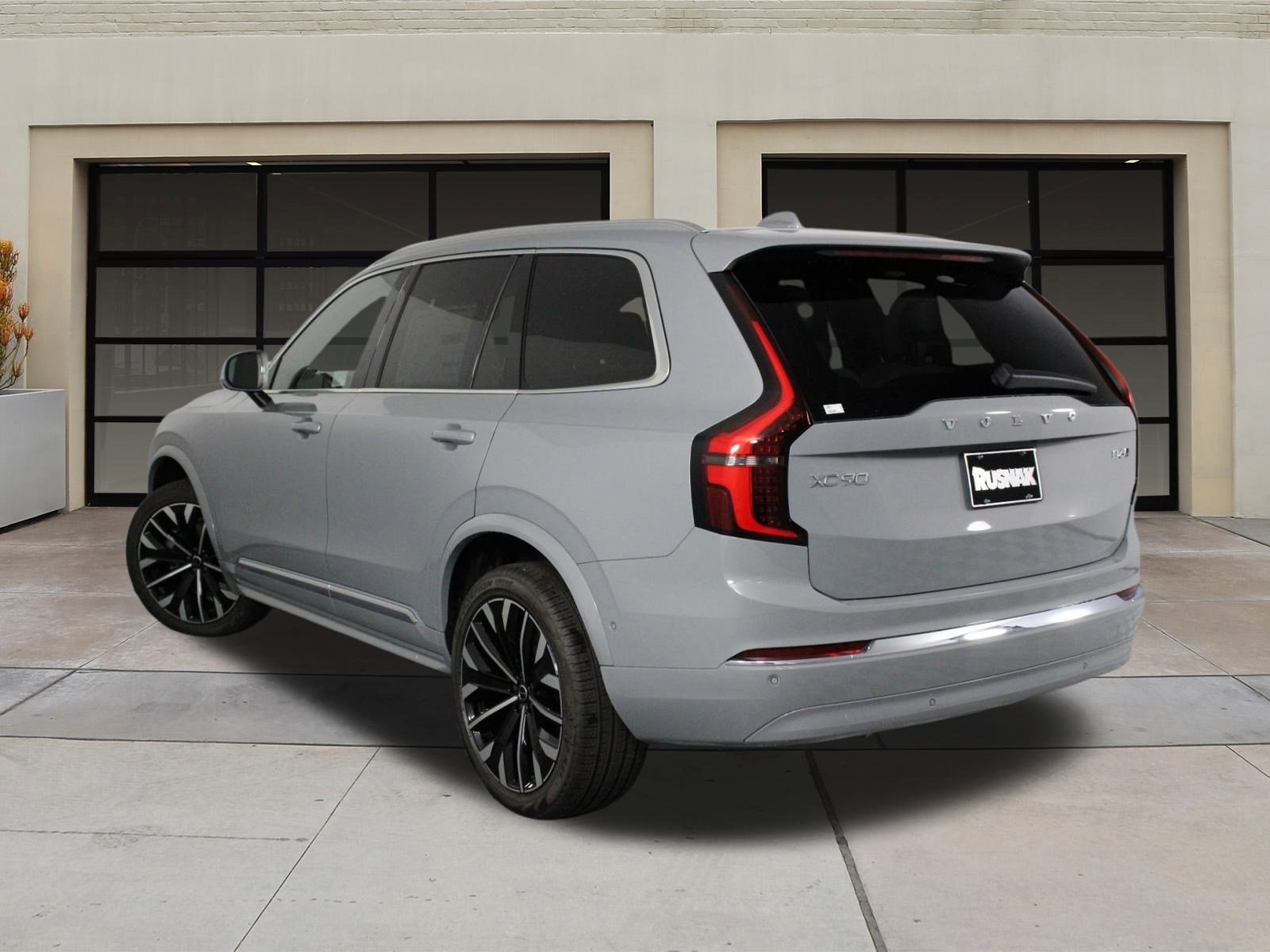 2026 Volvo XC90 Plus Black Edition photo 3