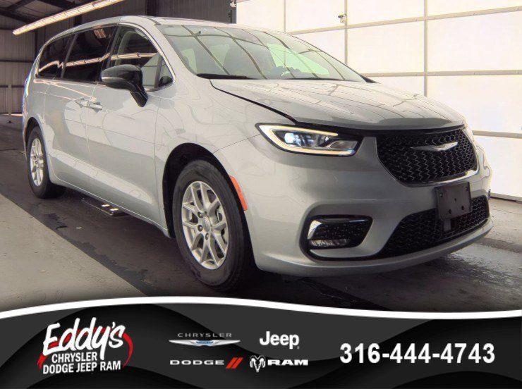 2024 Chrysler Pacifica Touring L's photo