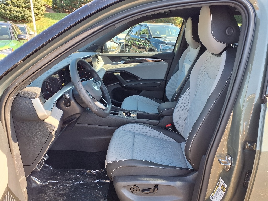 2025 Volkswagen Tiguan SE R-Line Black photo 3