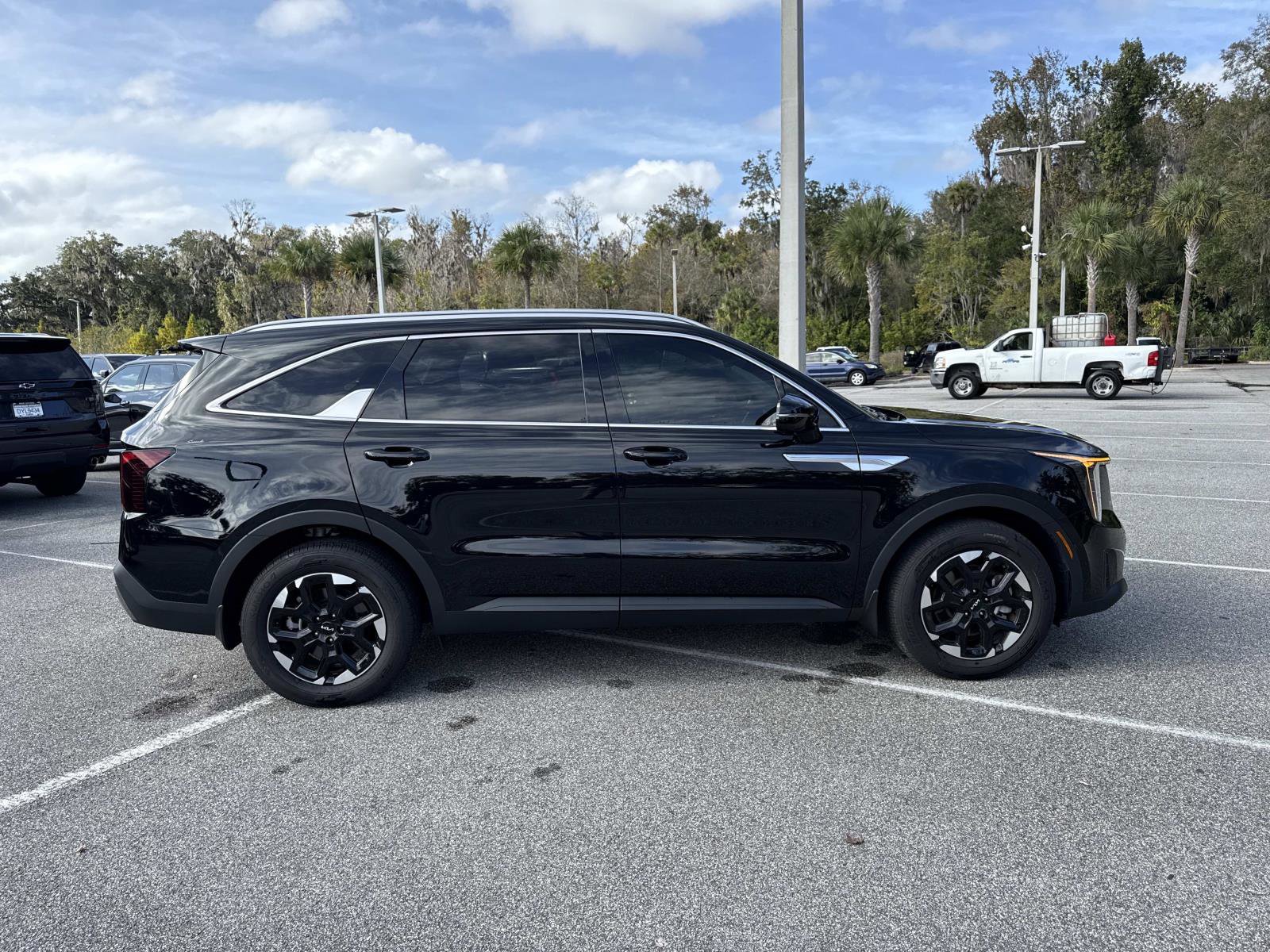 2025 Kia Sorento S's photo
