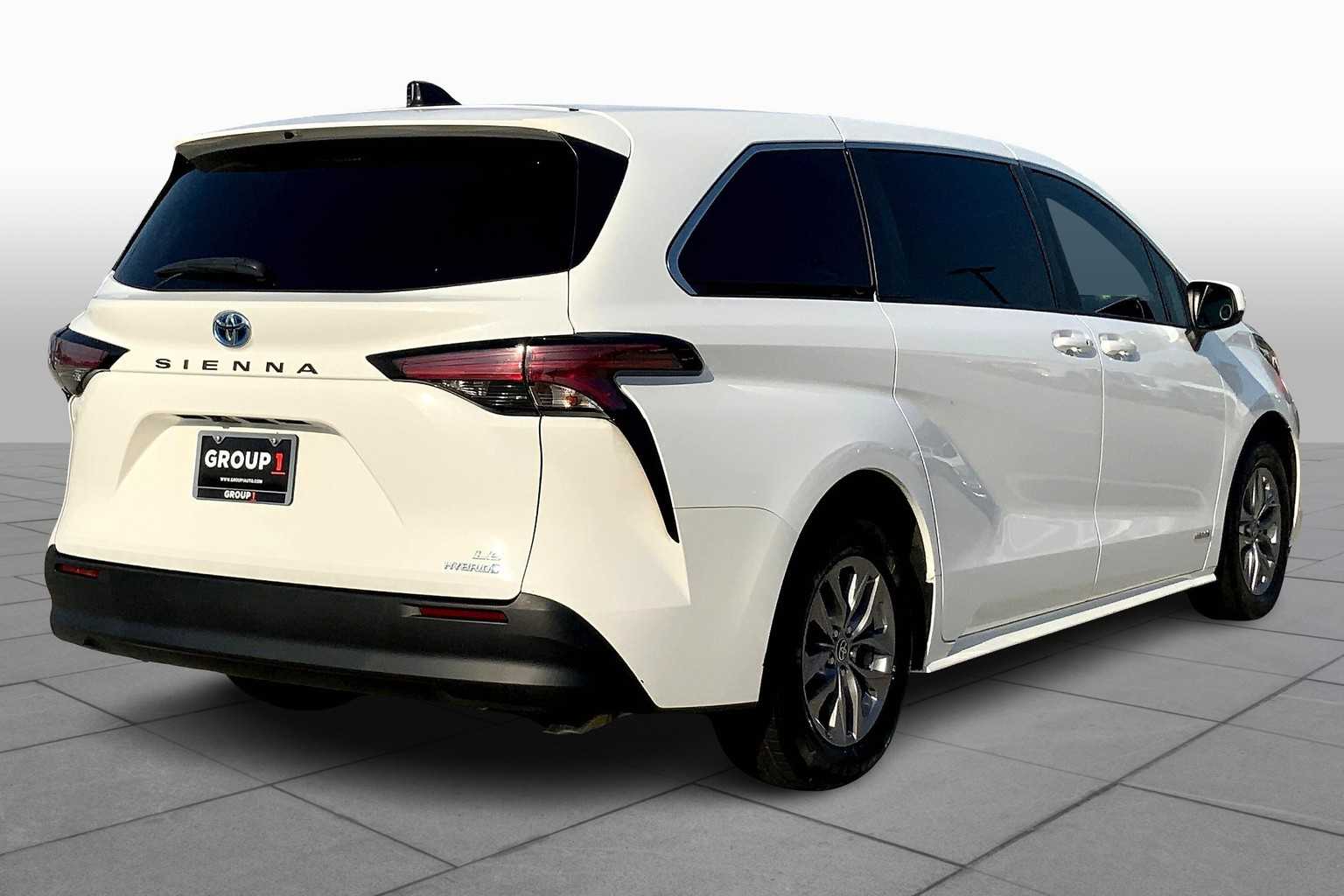 2021 Toyota Sienna LE photo 12