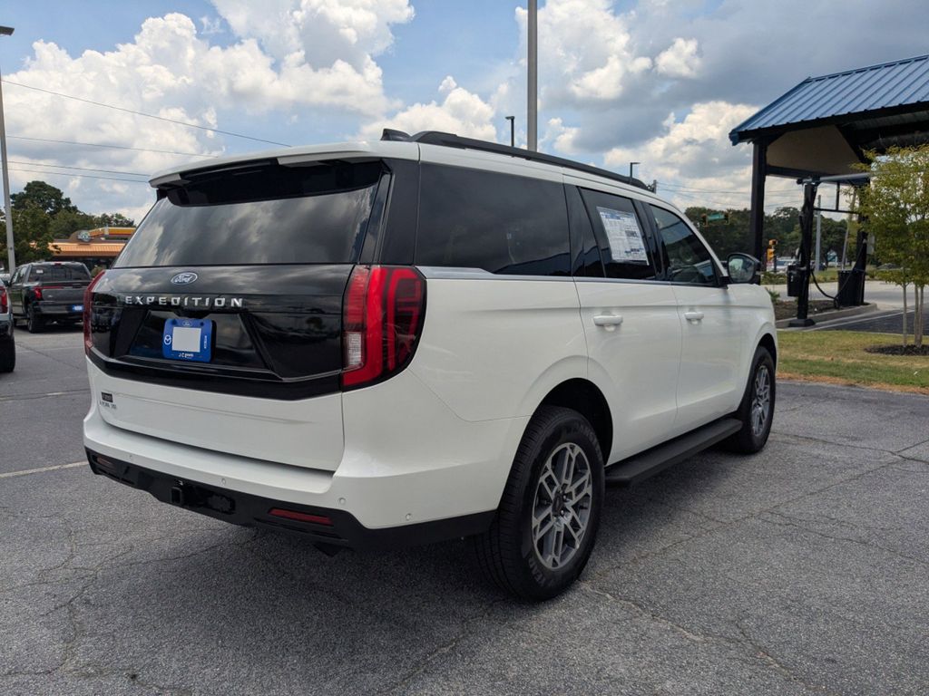 2025 Ford Expedition photo 2